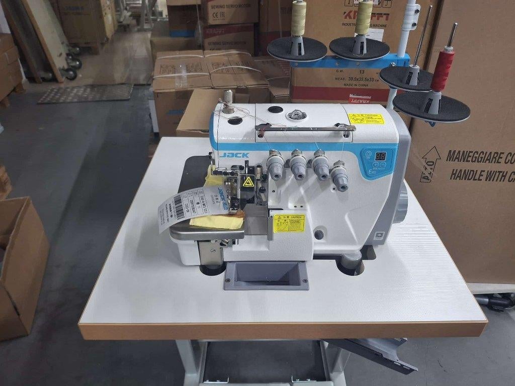 Jack 4 garen overlock machine 60 x 60 tafel 1100 euro ex btw, Nieuw, Lockmachine, Industrieel, Ophalen