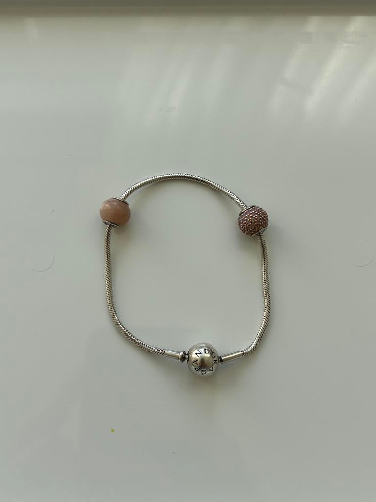 Pandora Essence armband met 2 bedels, Sieraden, Tassen en Uiterlijk, Bedels, Gebruikt, Pandora, Ophalen of Verzenden, 2 of 3 bedels