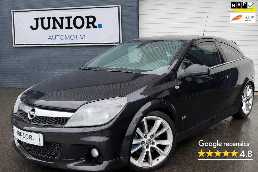 Opel Astra GTC 1.6 T Executive LEDER/KEYLES/STOELVERW/VOLO-H, Auto's, Gebruikt, 4 cilinders, Navigatiesysteem, Zwart