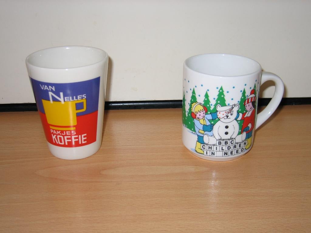 2 mokken: Van Nelle en kerst-/winterafbeelding, Huis en Inrichting, Keuken | Servies, Ophalen of Verzenden, Zo goed als nieuw