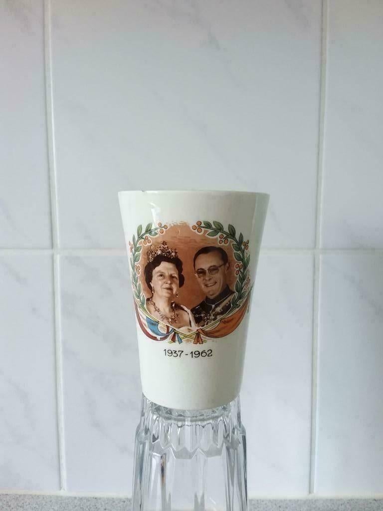 Koningin Juliana en Bernhard beker 25 jarig huwelijk, Verzamelen, Ophalen of Verzenden, Zo goed als nieuw, Servies