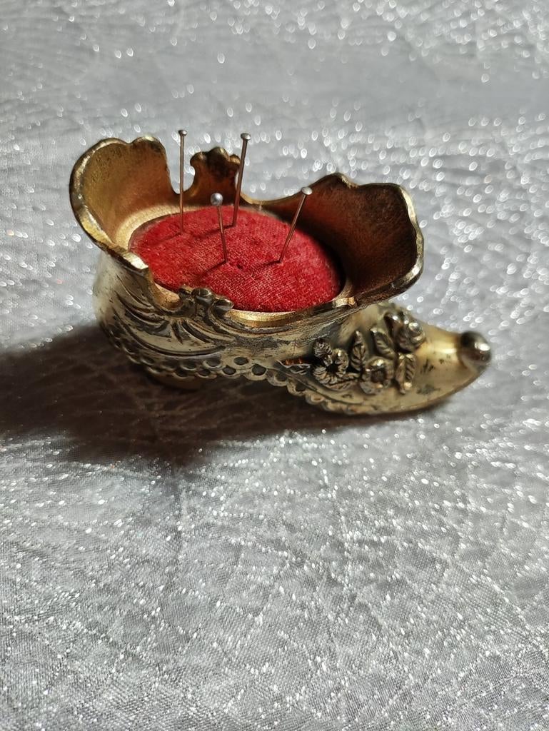 Vintage speldenkussen in de vorm van een Victoriaanse schoen, Verzenden