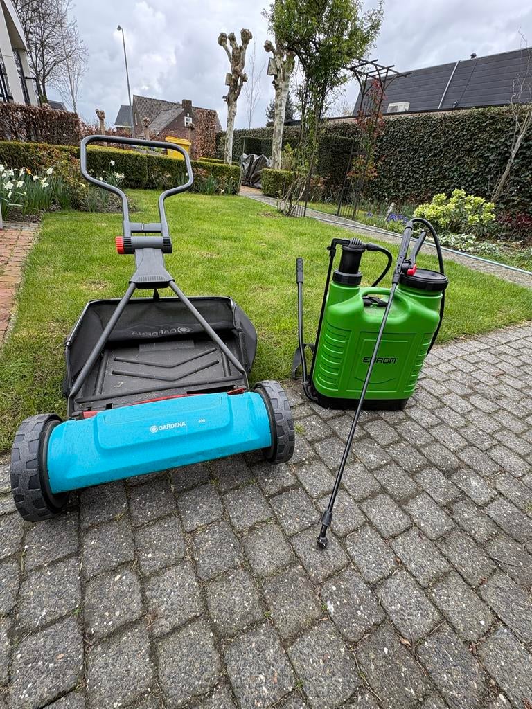 Gardena handgrasmaaier met opvangbak en rugspuit 15L, Ophalen of Verzenden, Gebruikt, Handgrasmaaier, Opvangbak