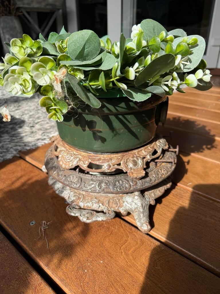 Antieke gietijzeren plantenbak met emaille pot, Antiek en Kunst, Ophalen of Verzenden