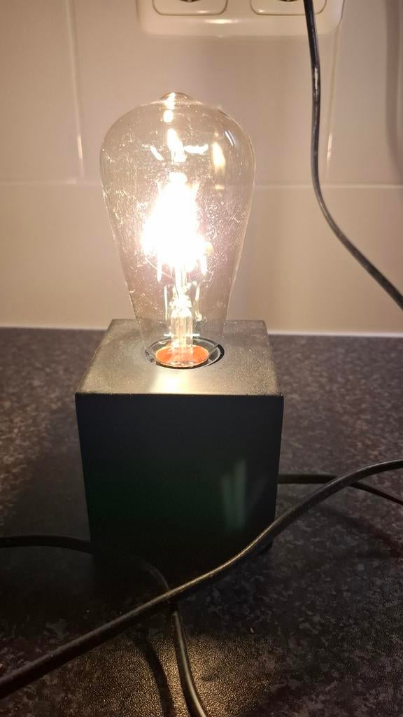 Zwarte tafellamp met Edison gloeilamp, Huis en Inrichting, Lampen | Tafellampen, Ophalen, Zo goed als nieuw, Minder dan 50 cm