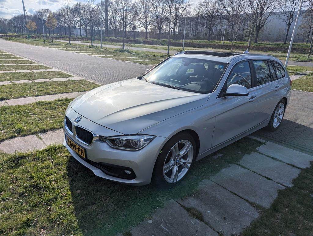 BMW 330i touring. Pan.dak, sportstuur en -automaat. HK audio, Automaat, Achterwielaandrijving, Zwart, 4 cilinders