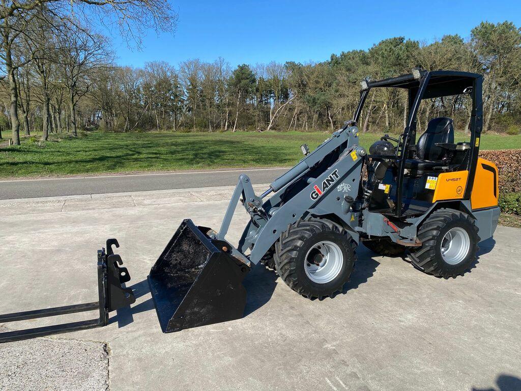 Giant 452t met bak en lepels minloader shovel, Tobroco, Info@tobroco.nl, Sprendlingenstraat 57
5061 KM  Oisterwijk, NL, Wiellader of Shovel