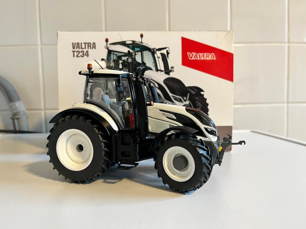 Valtra T234 Wiking 1/32, Hobby en Vrije tijd, Modelauto's | 1:32, Ophalen of Verzenden, Zo goed als nieuw, Tractor of Landbouw