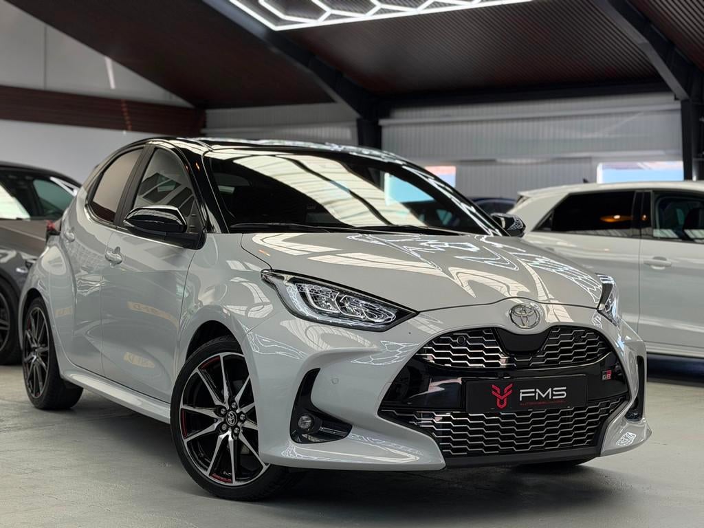 Toyota Yaris 1.5 Hybrid 130 GR SPORT HuD CarPlay Camera, Auto's, Toyota, 450 kg, Gebruikt, Zwart, Met garantie (alle)