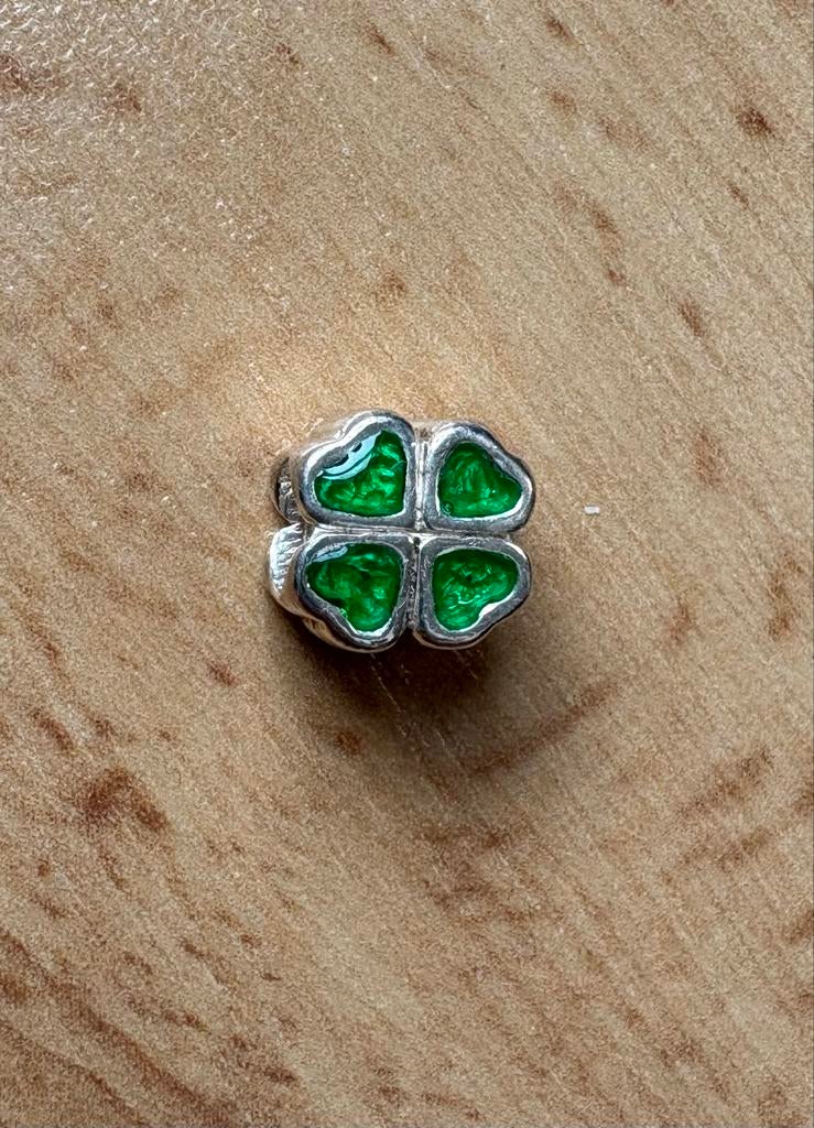 Tedora klavertje vier bedel zilver groen, Ophalen of Verzenden, Zo goed als nieuw, Tedora, 1 bedel