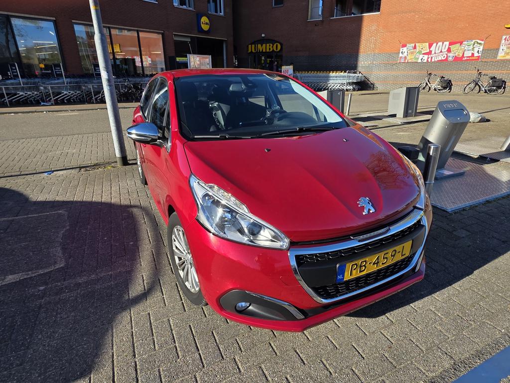 Peugeot 208 1.6 HDI 73KW 5-D 2017 Rood, Auto's, Peugeot, Voorwielaandrijving, 4 cilinders, Origineel Nederlands, 1560 cc