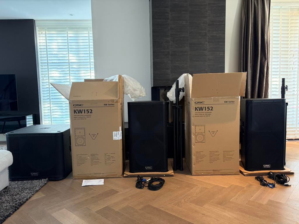 QSC KW152 actieve luidspr. set 15inch 2x1000W ZGAN+KW181 SUB, Zo goed als nieuw, 120 watt of meer, Front, Rear of Stereo speakers