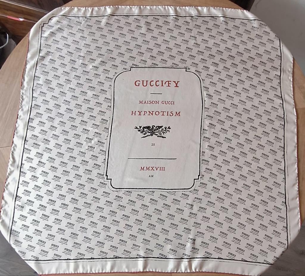 Gucci zijden sjaal - Gedragen, in goede staat, Kleding | Dames, Mutsen, Sjaals en Handschoenen, Maat 46/48 (XL) of groter, Ophalen of Verzenden