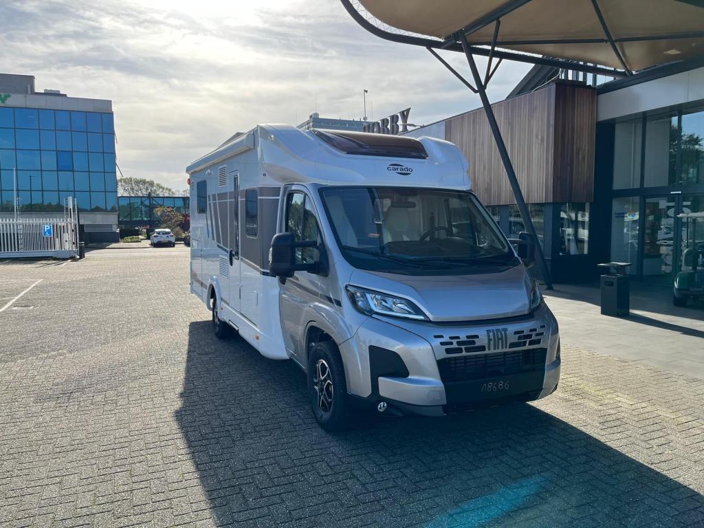 Carado T 459 PRO+ 2025 140 PK AUTOMAAT + 2500 Euro korting!, Caravans en Kamperen, Campers, Automaat, Standaard zit, Koelkast