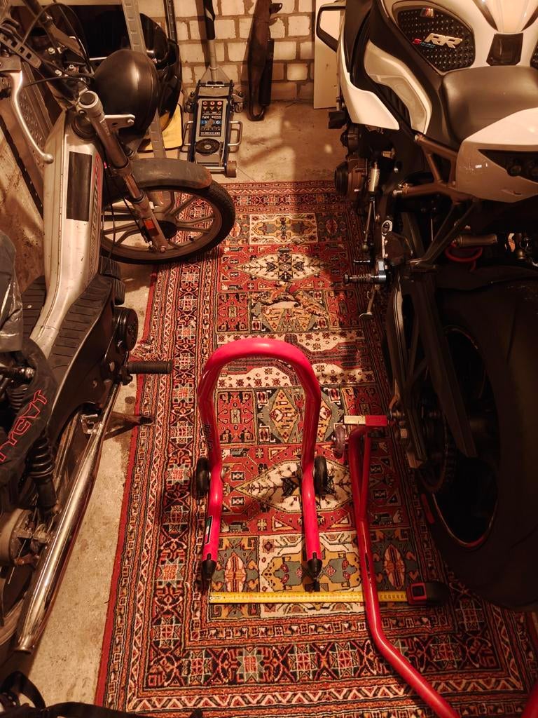 Paddock stand voorwiel, Ophalen