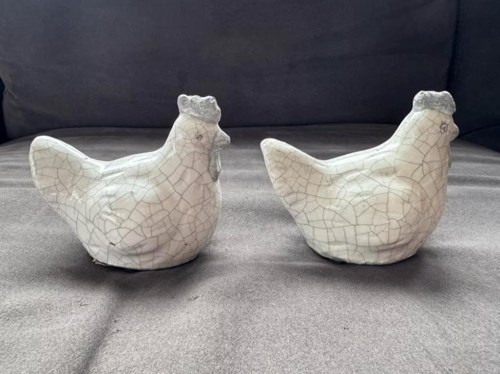 Twee beeldjes van kippen - wit/grijs craquelé, Verzamelen, Beelden en Beeldjes, Ophalen of Verzenden, Gebruikt, Dier