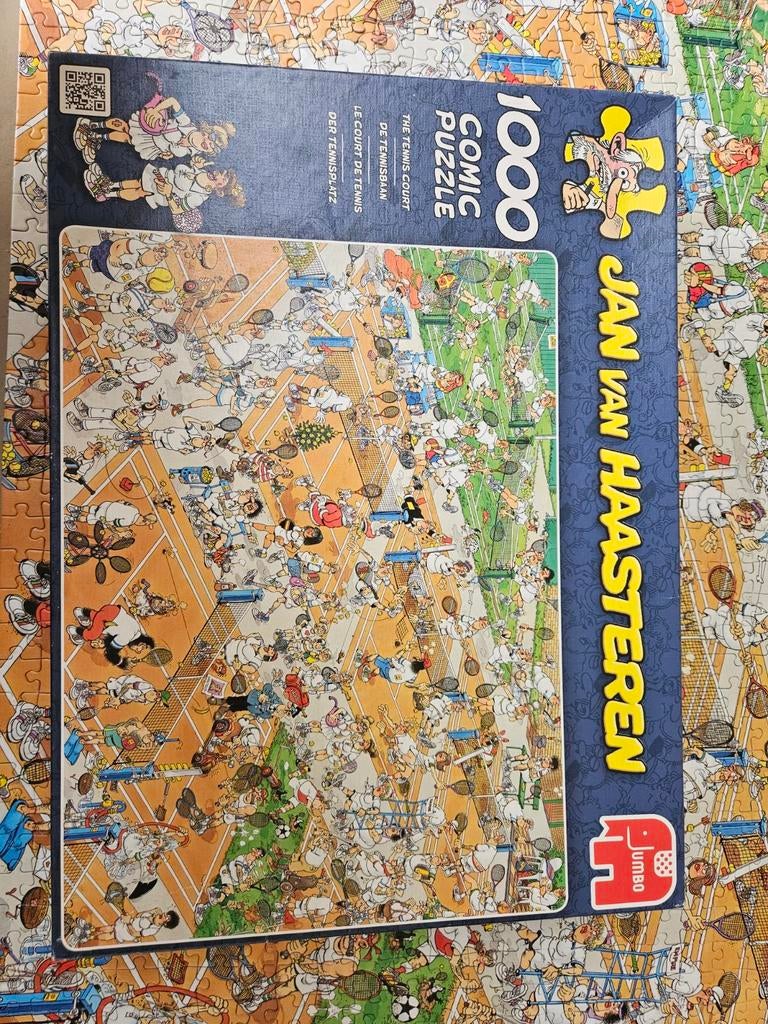 Jan van Haasteren 1000stukjes - De Tennisbaan (1000 stukjes), Ophalen of Verzenden, 500 t/m 1500 stukjes, Zo goed als nieuw, Legpuzzel