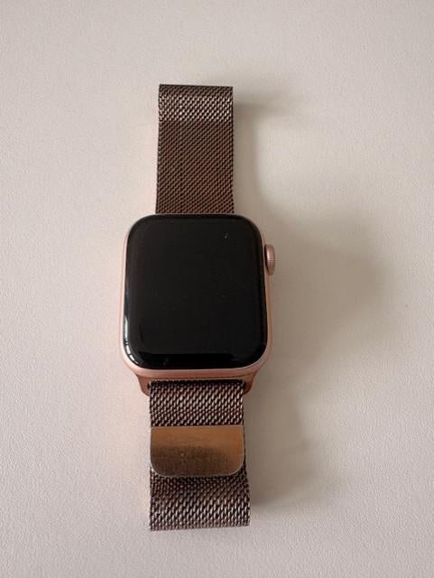 Apple Watch Series 5 – 40mm Gold, Sieraden, Tassen en Uiterlijk, Smartwatches, Apple Watch ⌚️, Zwart, IOS, Ophalen of Verzenden