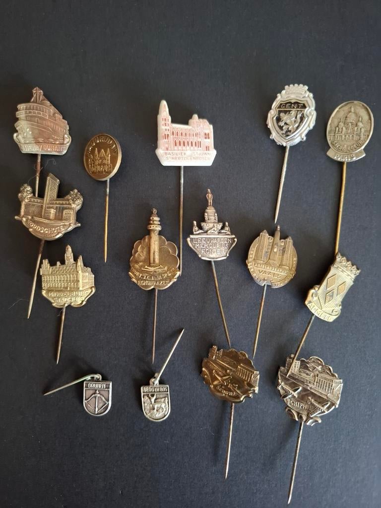 Verzameling van 15 Reversspeldjes Steden en Attracties, Verzamelen, Speldjes, Pins en Buttons, Ophalen of Verzenden