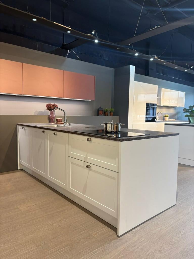 Nolte showroom keuken met eiland, Huis en Inrichting, Keuken | Complete keukens, Ophalen of Verzenden, Nieuw, Wit, Hout