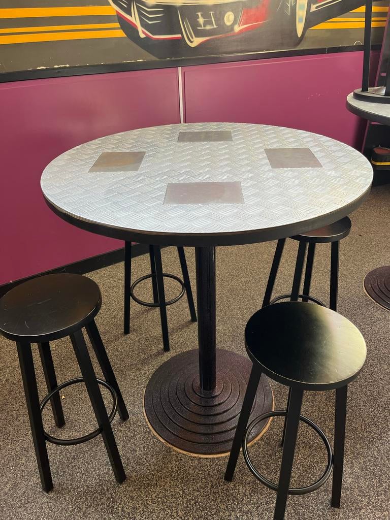 Staan tafels en barkrukken wegens beëindiging onderneming, Ophalen, Met voetsteun, 90 cm of meer, Metaal