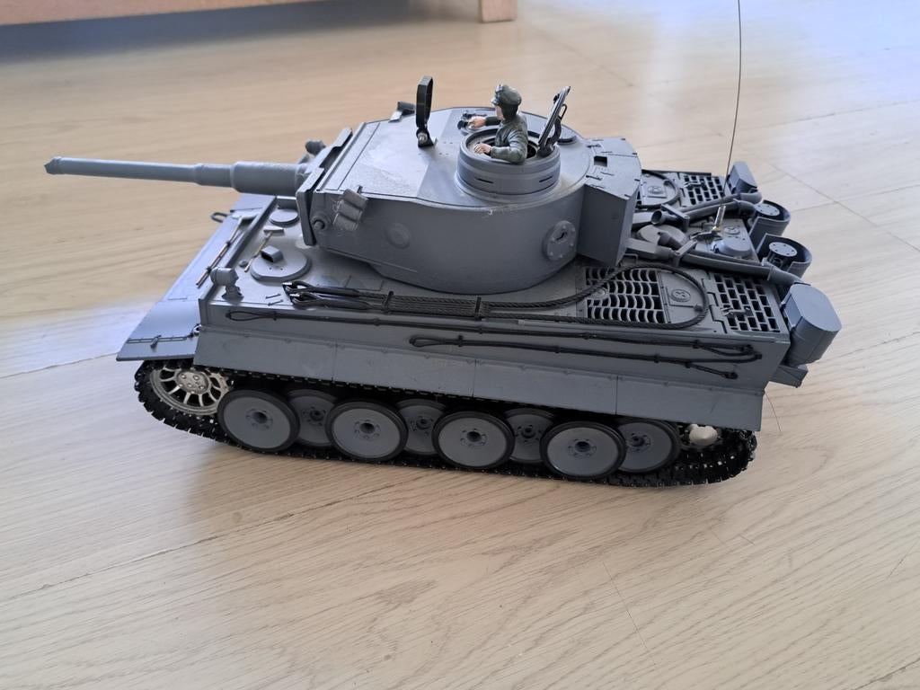 Grijze tank modelbouw met poppetje. RC, Ophalen of Verzenden, 1:32 tot 1:50, Tank, Overige merken