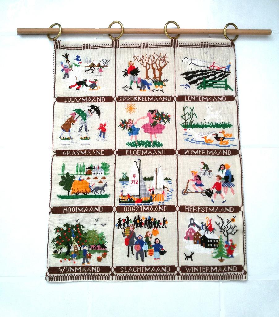 BENAMINGEN MAANDEN VAN HET JAAR 60x45 WANDKLEED MERKLAP, Hobby en Vrije tijd, Ophalen of Verzenden, Zo goed als nieuw, Handborduren