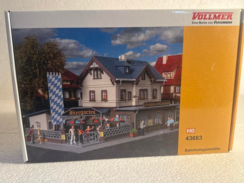 Vollmer 43663 H0 Bahnhofsgaststätte met Biergarten, Overige merken, Gelijkstroom of Wisselstroom, Brug, Tunnel of Gebouw, Nieuw