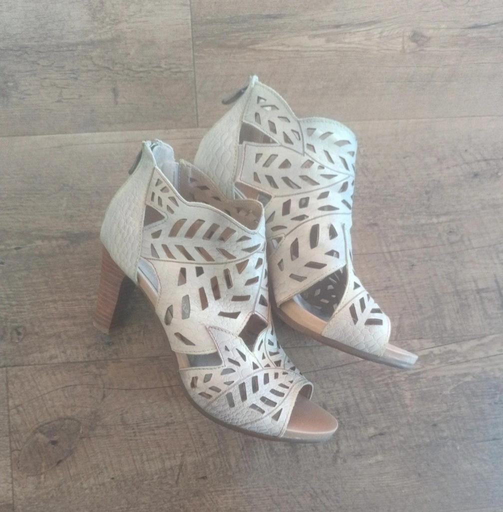 Laura Vita sandalen, Kleding | Dames, Beige, Gedragen, Laura Vita, Sandalen of Muiltjes