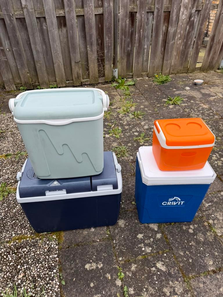 4 koelboxen, waarvan 1 elektrisch 12V/220V - z.g.a.n., Caravans en Kamperen, Koelboxen, Ophalen of Verzenden, Zo goed als nieuw
