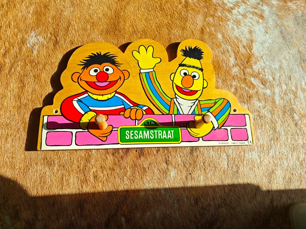 Vintage Bert en Ernie hout kapstok Sesamstraat, Wandkapstok, Gebruikt, Ophalen of Verzenden, Minder dan 100 cm