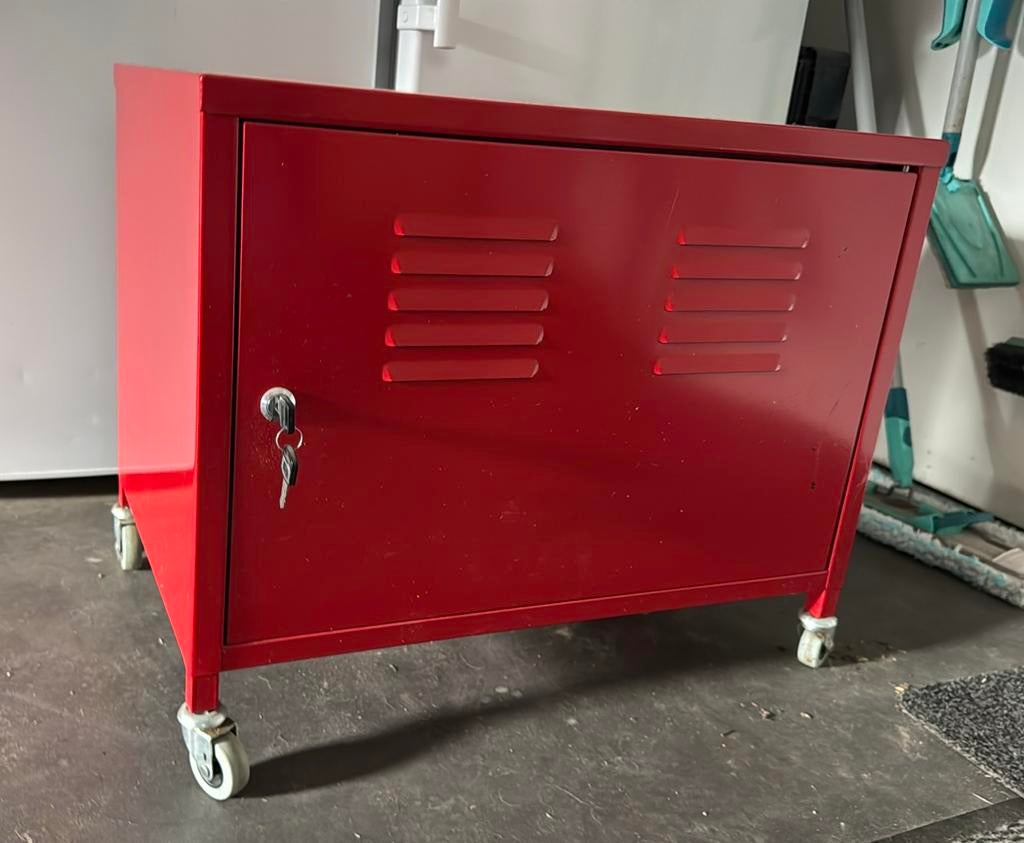 Rood metalen kastje, afsluitbaar, Ophalen, Zo goed als nieuw