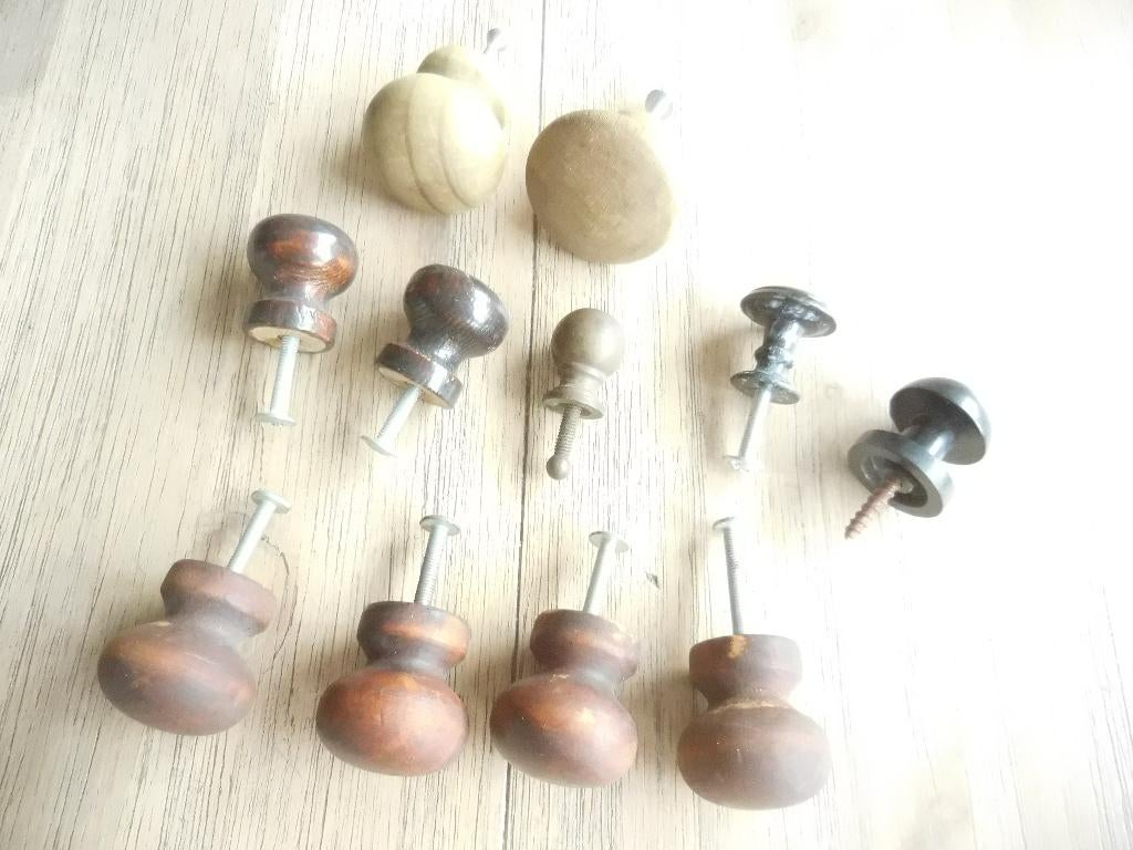 12 knoppen. 8 hout,1 koper,1 smeedijzer,1 metaal 1 polystone, Minder dan 50 cm, 1 of 2 laden, Ophalen of Verzenden, Zo goed als nieuw