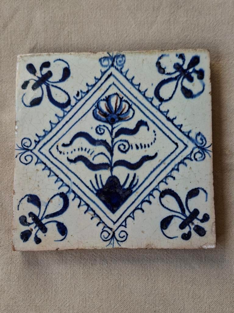 17 eeuwse tegel met meerkleurige bloem in gekarteld kwadraat, Antiek en Kunst, Ophalen of Verzenden