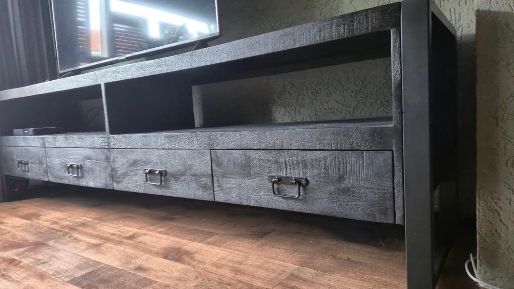 Britt TV-meubel – Mango hout – Zwart – 220 cm, Huis en Inrichting, Kasten | Televisiemeubels, Ophalen, Zo goed als nieuw, 200 cm of meer