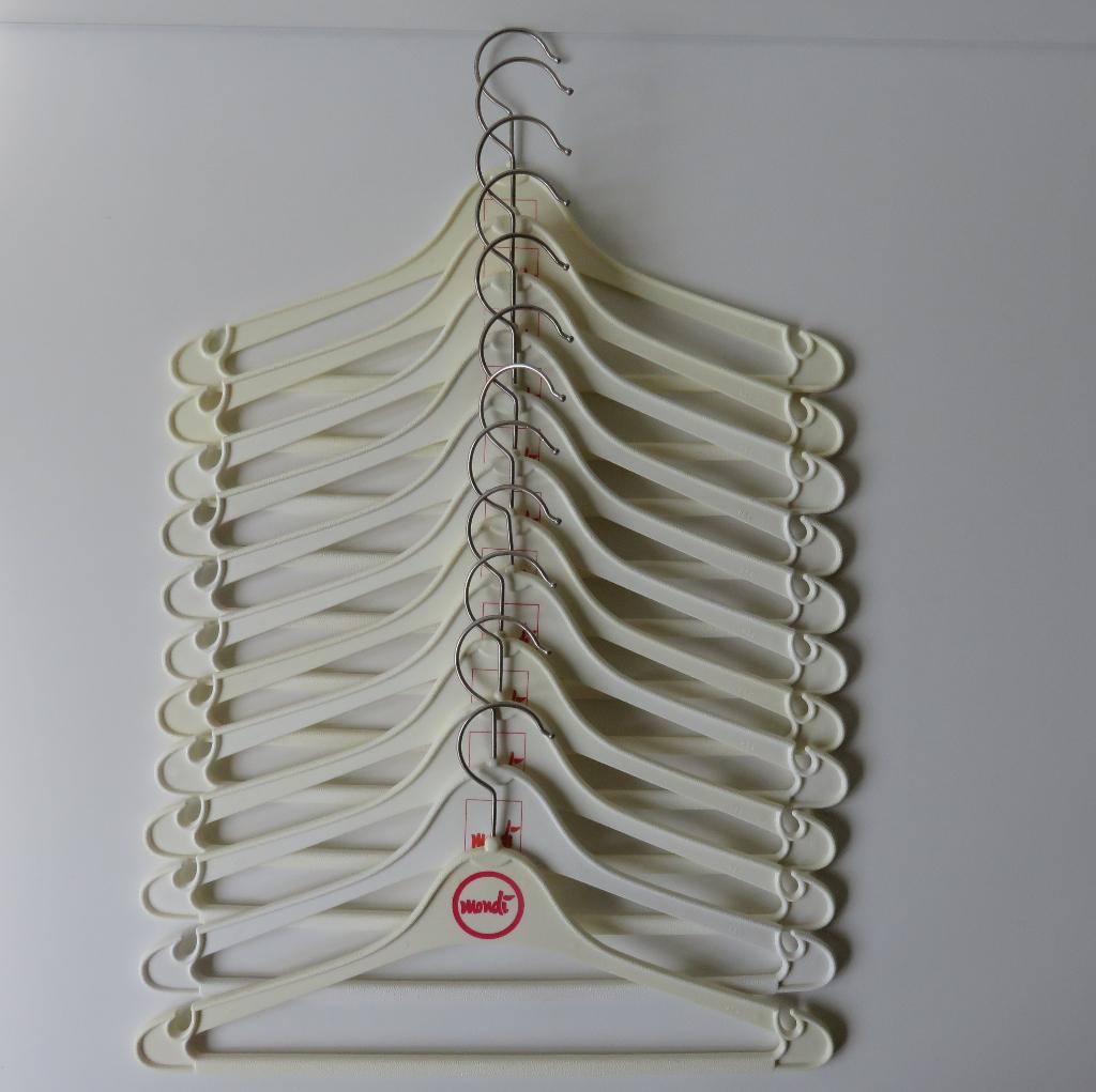 12 witte Mondi kledinghangers met broekenstang, Ophalen of Verzenden, Gebruikt, Kunststof, Volwassenen