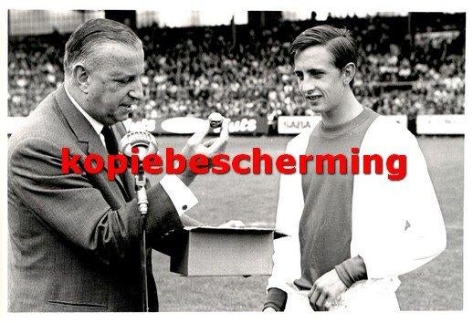AJAX aug 1967 Jonge Johan Cruijff ontvangt de Gouden Bal, Ophalen of Verzenden, Zo goed als nieuw, Ajax, Overige typen