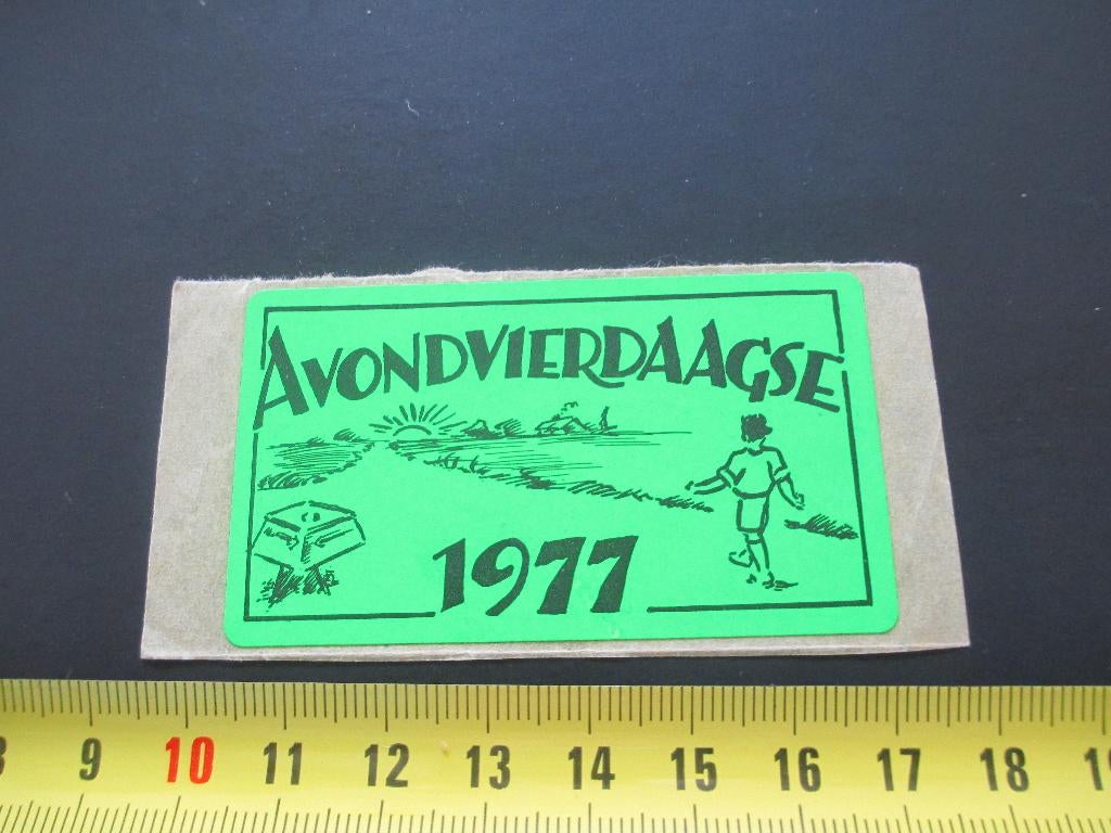 sticker Avondvierdaagse 1977  Wandelsport, Ophalen, Zo goed als nieuw