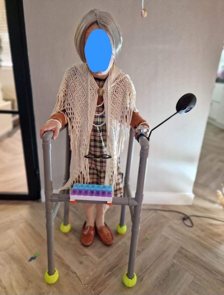 Carnaval Oma inclusief "rollator", Ophalen, Zo goed als nieuw, Meisje