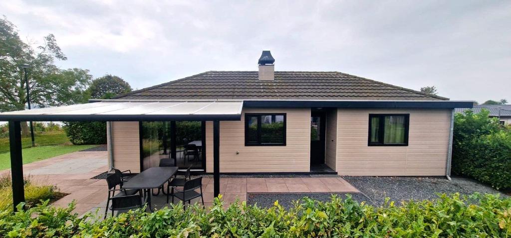 EuroParcs De Biesbosch recreatiewoning aan het water te koop, Caravans en Kamperen, Stacaravans, Tot en met 6