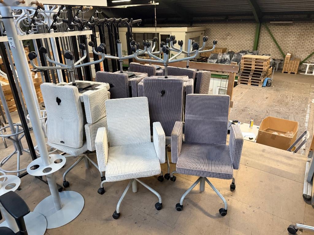 Partij van 11 BULO Pub & Club vergaderstoelen, Ophalen, Gebruikt, Overige kleuren, Stof