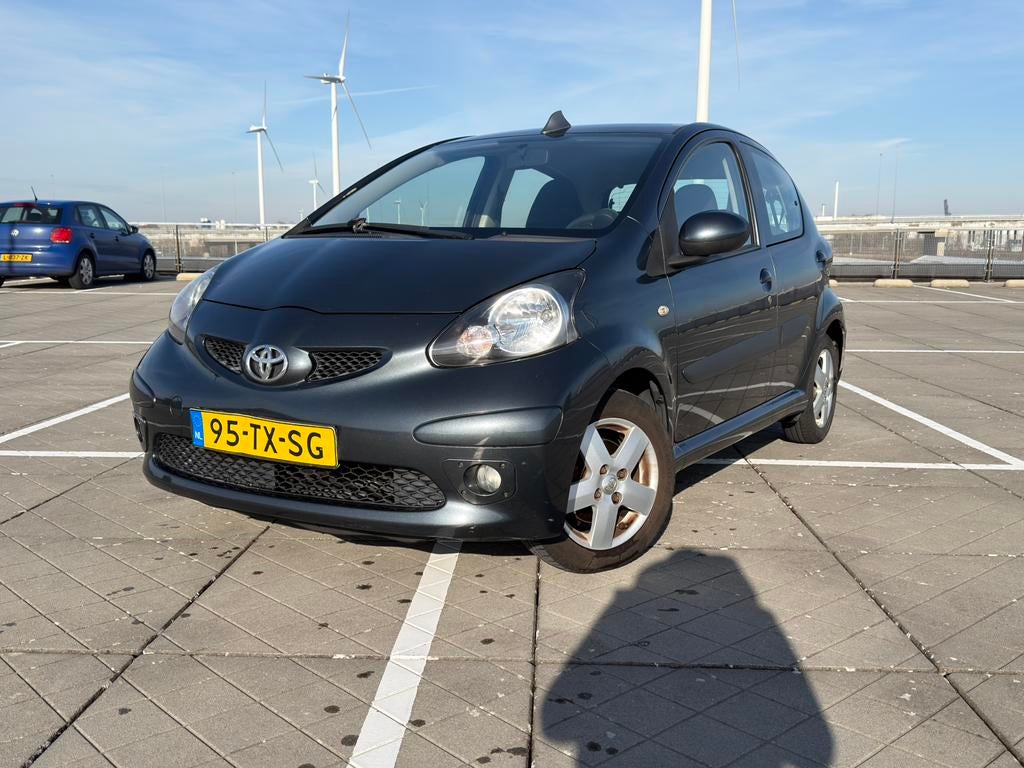 NIEUWE APK! Toyota Aygo 1.0 12V Vvt-i 5DRS 2007 Grijs+ Airco, Auto's, Voorwielaandrijving, 4 stoelen, 68 pk, Origineel Nederlands