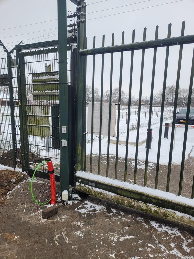 Elektrisch schuifhek - Beveilig uw terrein!, Met poort, Gebruikt, IJzer, Spijlenhekwerk