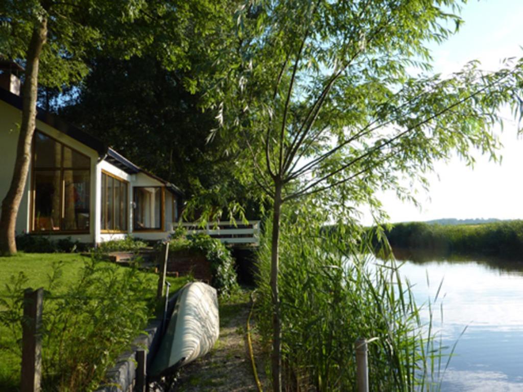 Te huur: Vakantiehuisje aan het water in Noord-Groningen (2, Vakantie, Vakantiehuizen | Nederland, Internet, 1 slaapkamer, Chalet, Bungalow of Caravan