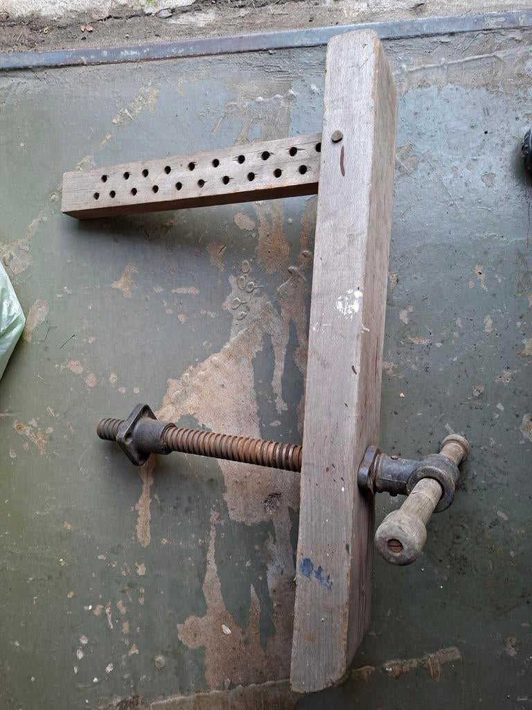 Oude houten bankschroef, Ophalen