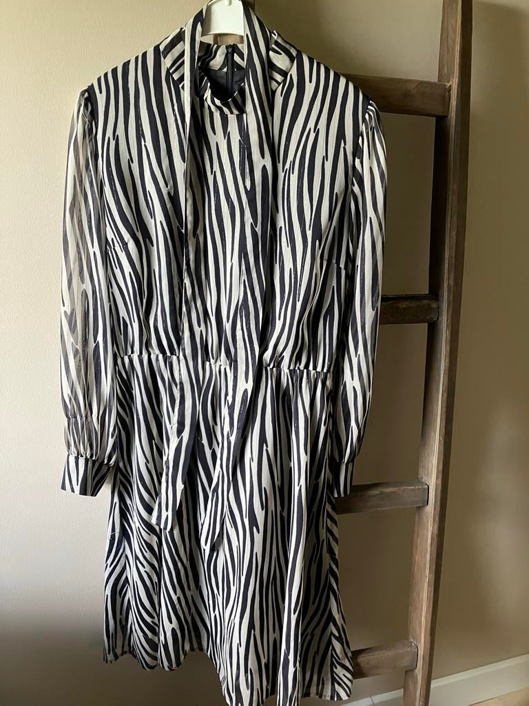 Lilytime jurk zwart maat 42 zebraprint, Zwart, Maat 42/44 (L), Ophalen of Verzenden, Knielengte