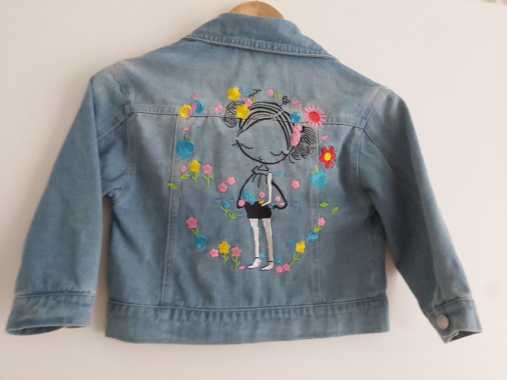 Leuke spijkerjas maat 110 met geborduurde details, Meisje, Ophalen of Verzenden, Zo goed als nieuw, Onbekend