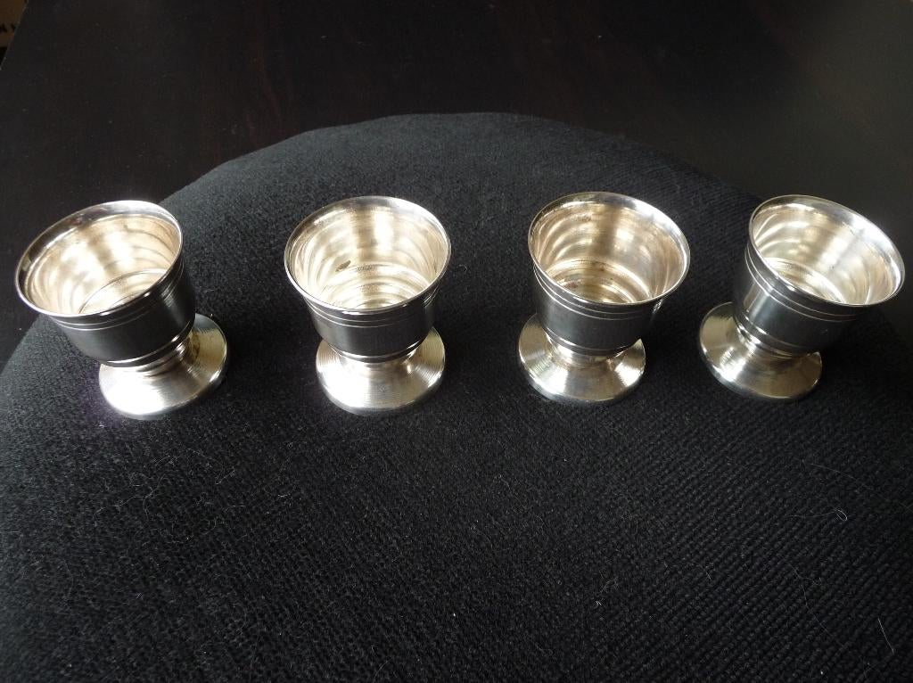 4 EPNS Verzilverde (?) Engelse eierdopjes, shotcups (?), Ophalen of Verzenden