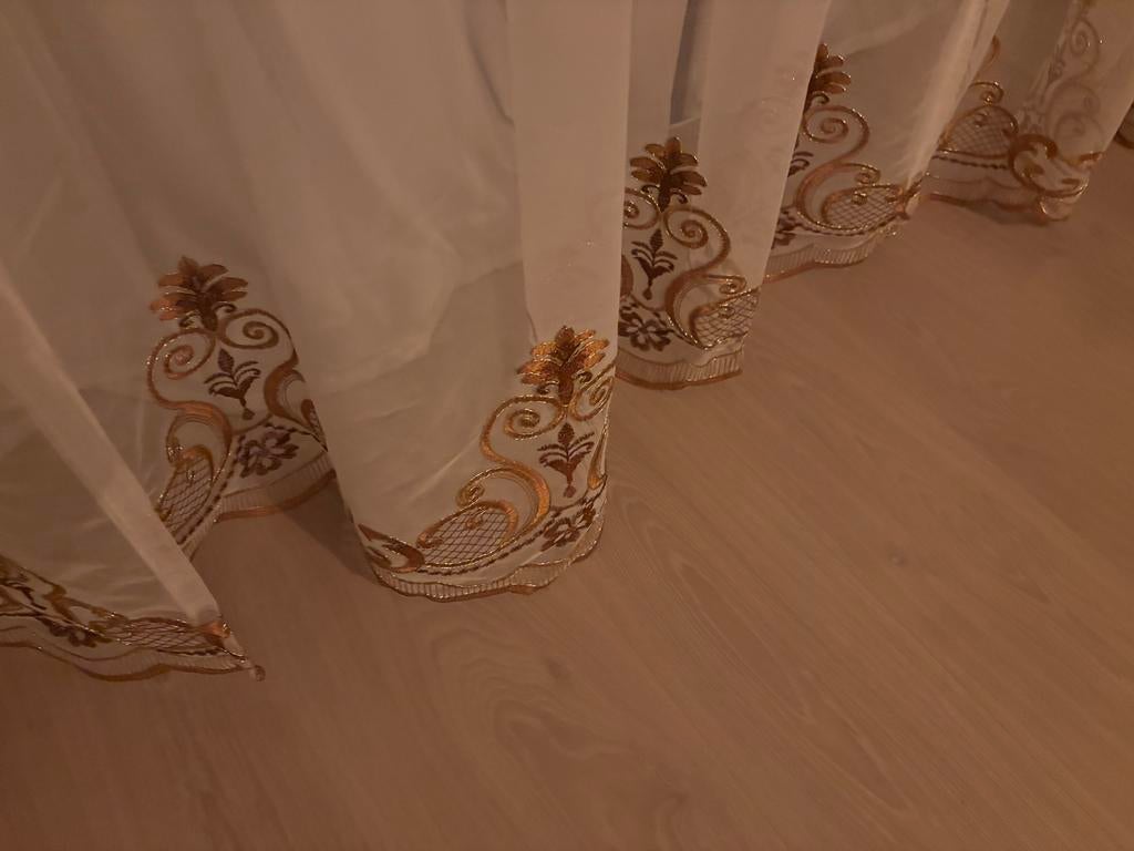 Elegante woonkamer gordijnen met goudkleurig borduursel, Huis en Inrichting, 200 cm of meer, Wit, Zo goed als nieuw, 50 tot 100 cm