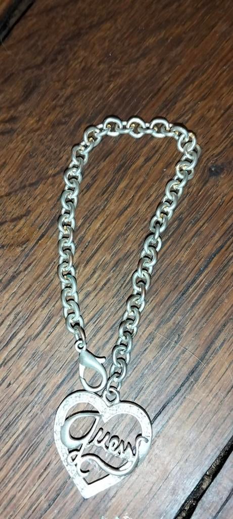 Zilverkleurig armbandje Guess
Met strass steentjes, Sieraden, Tassen en Uiterlijk, Armbanden, Overige materialen, Gebruikt, .